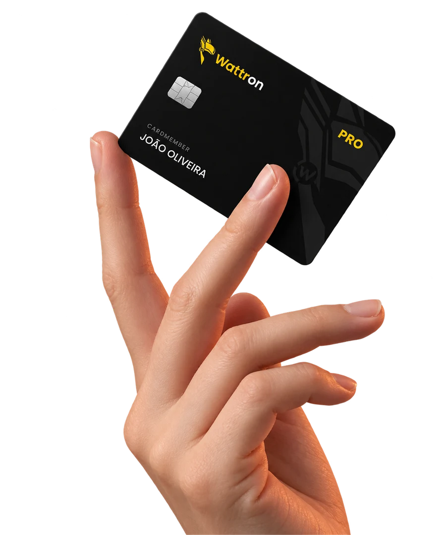 Cartão Wattron PRO segurado na mão